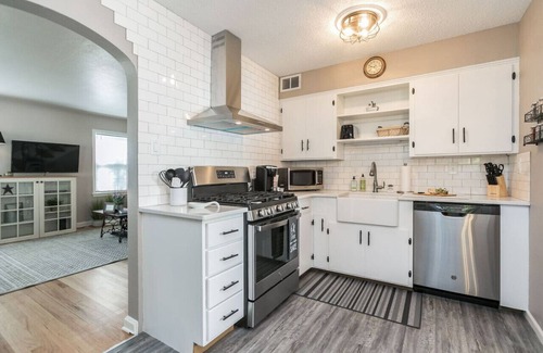 Cedar Rapids House | Peaceful Farmhouse Style-Czech Village/Newbo Area