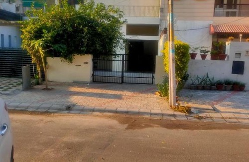 Phase 5 House | Peaceful Furnished Room with kitchen Wifi Ac in sec 71 mohali