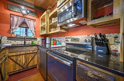 Broken Bow Cabin | Peaceful Getaway | Hot Tub Pet-Friendly
