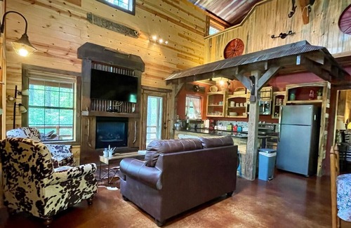 Broken Bow Cabin | Peaceful Getaway | Hot Tub Pet-Friendly