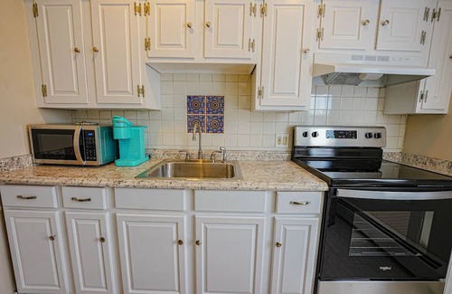Milford House | Peaceful Getaway w/Dining Option Close to Downtown | Suite w/Kitchen