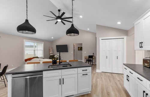South Haven House | Peaceful Haven Escape: Sleeps 6