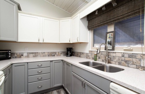 Townsend Cabin | Peaceful Heights with Cozy Decks and Smart TV!