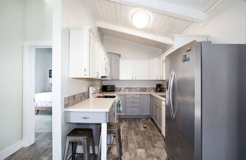 Townsend Cabin | Peaceful Heights with Cozy Decks and Smart TV!