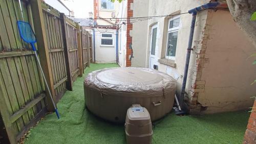 Canton Apartment | Peaceful Hideaway with Hot Tub near Cardiff Centre