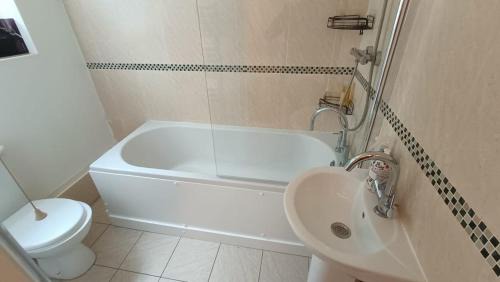 Canton Apartment | Peaceful Hideaway with Hot Tub near Cardiff Centre