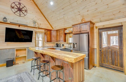 Rising Fawn Cabin | Peaceful Hiker's Hideaway w/Deck on 1 Acre!