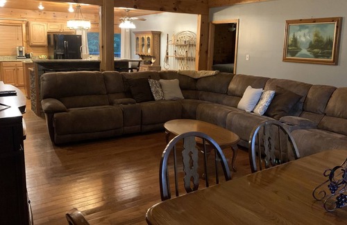 Lupton City House | Peaceful Hilltop Cabin.L, backs up to Prentice Cooper within min. from downtown