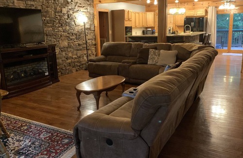 Lupton City House | Peaceful Hilltop Cabin.L, backs up to Prentice Cooper within min. from downtown