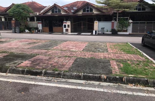 Kempas House | Peaceful Home 4 BR near Paradigm Mall and Highways