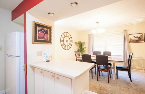 Urbana House | Peaceful Home, Near UIUC, King Bed, Quiet Street