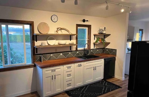 Arcata House | Peaceful home overlooking the river and ocean!