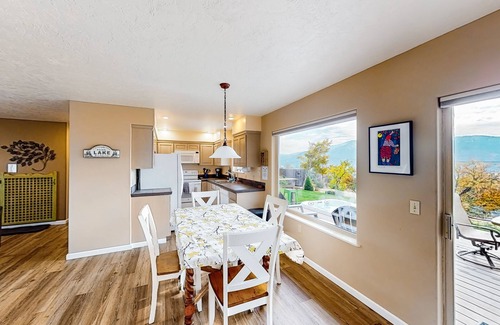 Manson House | Peaceful home with private hot tub & lake views - great location near wineries