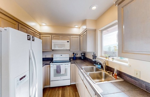 Manson House | Peaceful home with private hot tub & lake views - great location near wineries