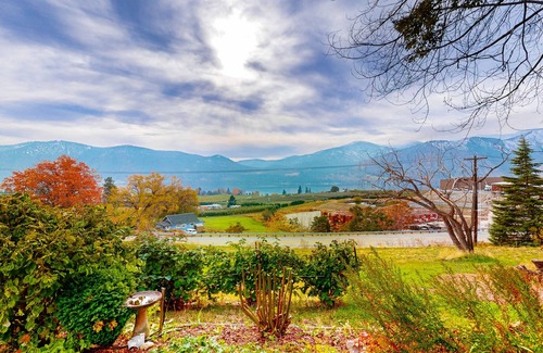 Manson House | Peaceful home with private hot tub & lake views - great location near wineries
