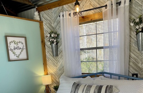 Stanton Cabin | Peaceful Homespun Hideaway Tiny Cabin near RRG