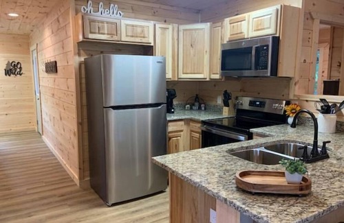 Bryson City Cabin | Peaceful/Hot Tub/Firepit/Minutes 2 Deep Creek and Town/Deck w/Rockers