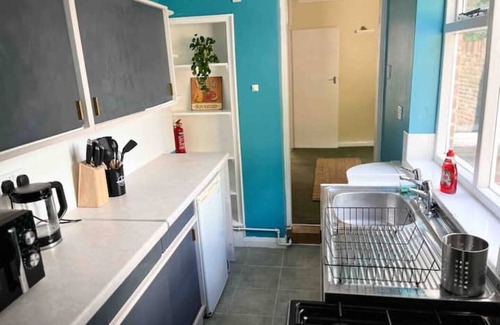 The King's Mile House | Peaceful King bed house with Free parking & Garden