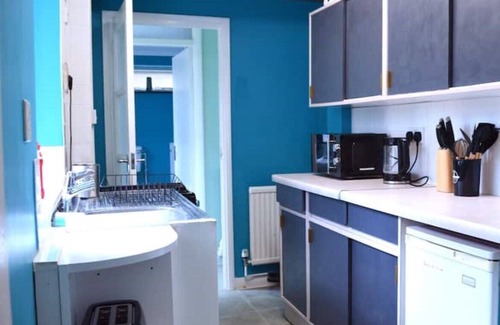 The King's Mile House | Peaceful King bed house with Free parking & Garden