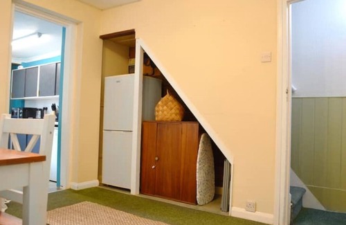 The King's Mile House | Peaceful King bed house with Free parking & Garden