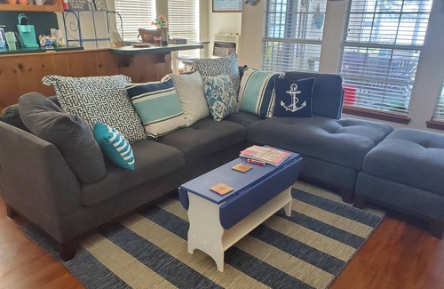 Houston Cottage | Peaceful Lake Escape – Fire Pit, Kayaks,Fishing Dock, Hammocks & Screened Porch