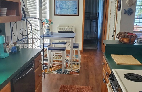 Houston Cottage | Peaceful Lake Escape – Fire Pit, Kayaks,Fishing Dock, Hammocks & Screened Porch