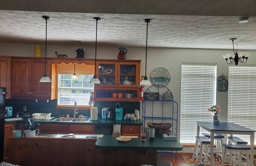 Houston Cottage | Peaceful Lake Escape – Fire Pit, Kayaks,Fishing Dock, Hammocks & Screened Porch