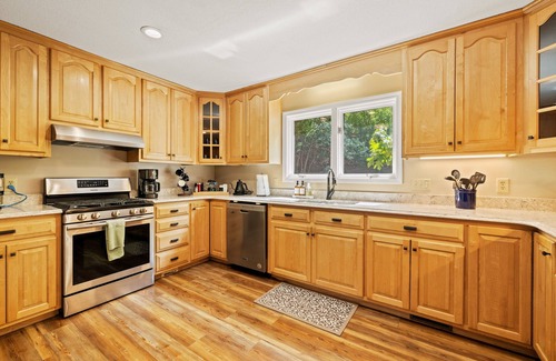 Mill Spring House | Peaceful Lake House Retreat: Swim, Kayaks, SUPs