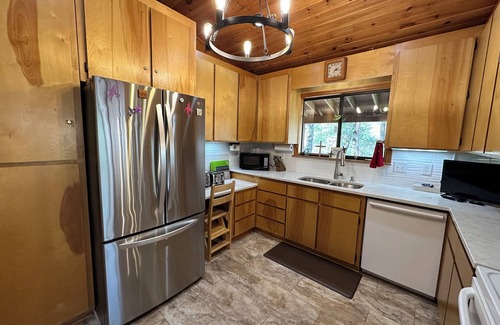Mountain Rest House | Peaceful Lake Retreat for up to 16 guests featuring gorgeous fall foliage.