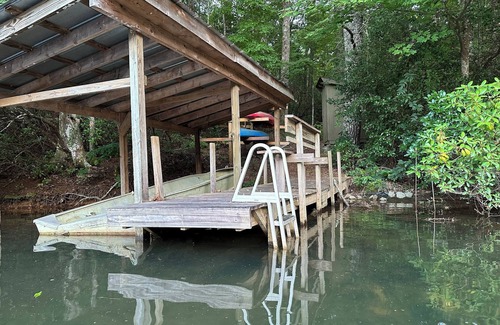 Mountain Rest House | Peaceful Lake Retreat for up to 16 guests featuring gorgeous fall foliage.