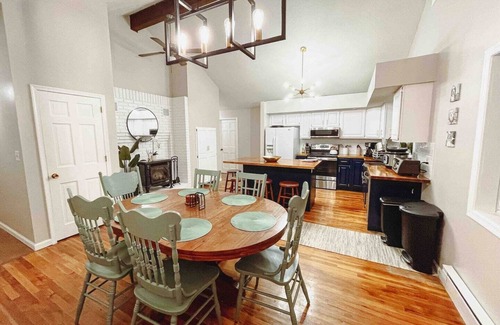 East Stroudsburg Villa | Peaceful Lakefront Retreat! Family & Dog Friendly w/Private Hot Tub!