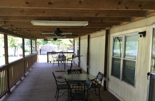 Florien House | Peaceful lakefront house