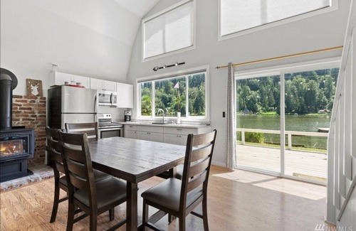 Eatonville House | Peaceful Lakehouse on Ohop