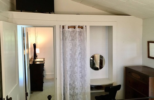 Poplar Ridge House | Peaceful Lakeside Cottage in FLX Wine Country