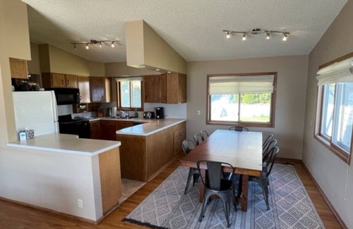 Oroville House | Peaceful Lakeside Landing