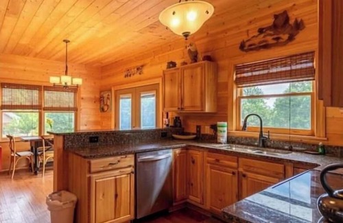 Purlear Cabin | Peaceful Log Cabin near Boone.