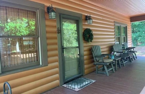 Purlear Cabin | Peaceful Log Cabin near Boone.