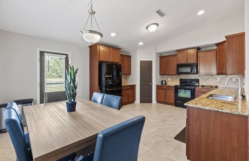 Midland House | Peaceful Midland Cottage- Family & Pet Friendly, Near Golf, Parks, Nature Trail & Shopping! +15% Off