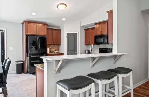 Midland House | Peaceful Midland Cottage- Family & Pet Friendly, Near Golf, Parks, Nature Trail & Shopping! +15% Off