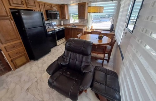 Riverwood House | Peaceful mobile home with AC in Port Charlotte