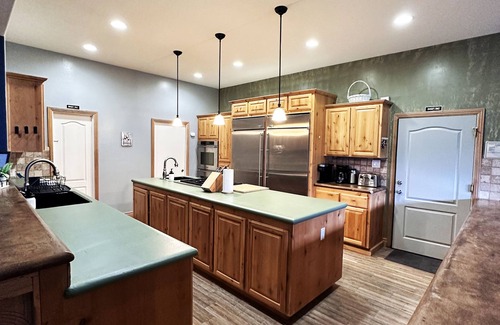 Alta Sierra Cabin | Peaceful Mountain Cabin w/Hot Tub. Pet Friendly. By Lake Isabella & Kern River.