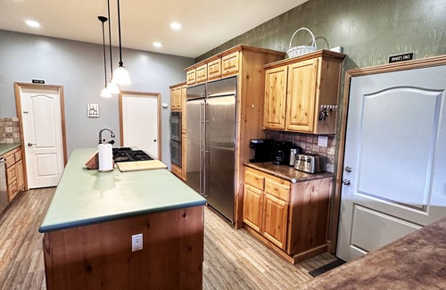 Alta Sierra Cabin | Peaceful Mountain Cabin w/Hot Tub. Pet Friendly. By Lake Isabella & Kern River.