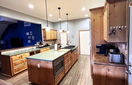 Alta Sierra Cabin | Peaceful Mountain Cabin w/Hot Tub. Pet Friendly. By Lake Isabella & Kern River.