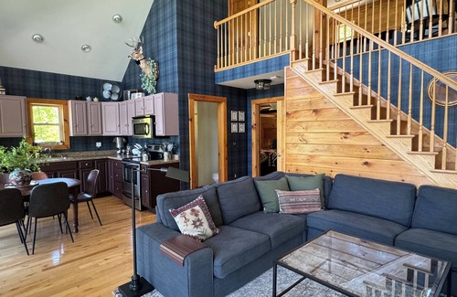 Wardensville Cabin | Peaceful Mountain Getaway: hiking, hot tub, and views