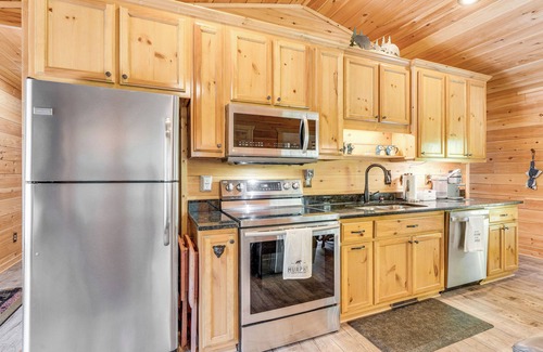 Murphy Cabin | Peaceful Murphy Cabin w/Fire Pits & Forest Views!