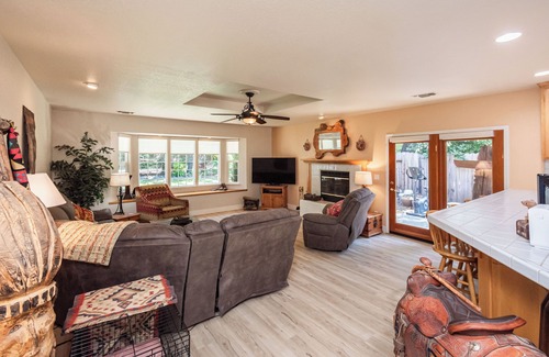 Auburn House | Peaceful Nature Retreat family-friendly 3 BR Hot Tub Gym BBQ