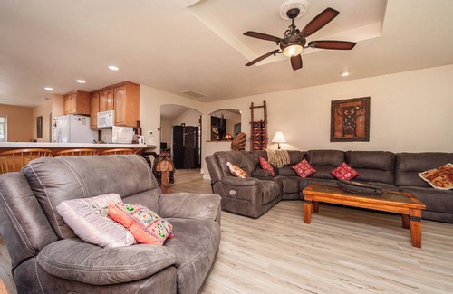 Auburn House | Peaceful Nature Retreat family-friendly 3 BR Hot Tub Gym BBQ