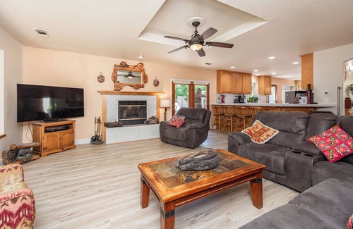 Auburn House | Peaceful Nature Retreat family-friendly 3 BR Hot Tub Gym BBQ