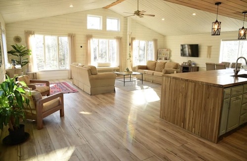 Mac Mahan House | Peaceful Open Concept 10 mins to Beach