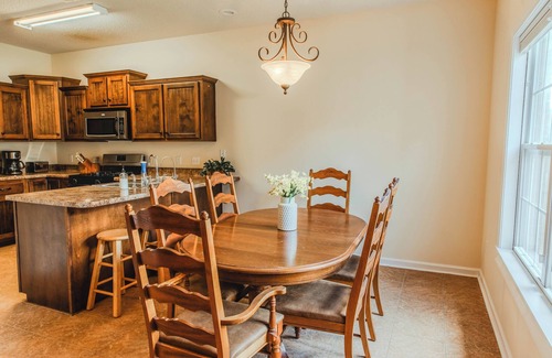 Oxford House | Peaceful Oxford Getaway — Minutes from Grove, Square, Taylor Grocery